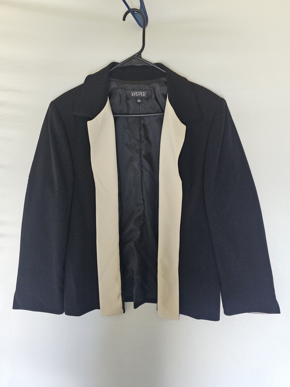 Kasper Black Open-Front Blazer with Cream Contrast Trim - Size 16 - Picture 4 of 16